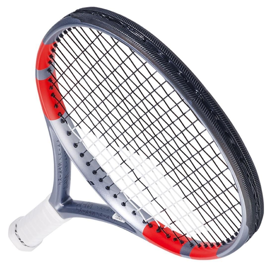 Rachetă de tenis Babolat Pure Strike Junior 26 Gen4 pentru tineri teniști, ușoară și ușor de controlat, cu manevrabilitate excelentă.
