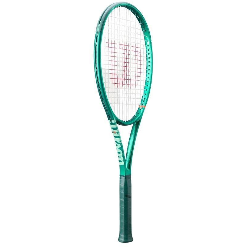 Тенис ракета Wilson Blade 100L V10 в зелено, идеална за играчи, търсещи маневреност и комфорт.
