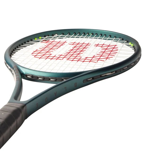 Wilson Blade 100L V9 tennis racket – a lightweight and maneuverable Wilson tennis racket for control and stability