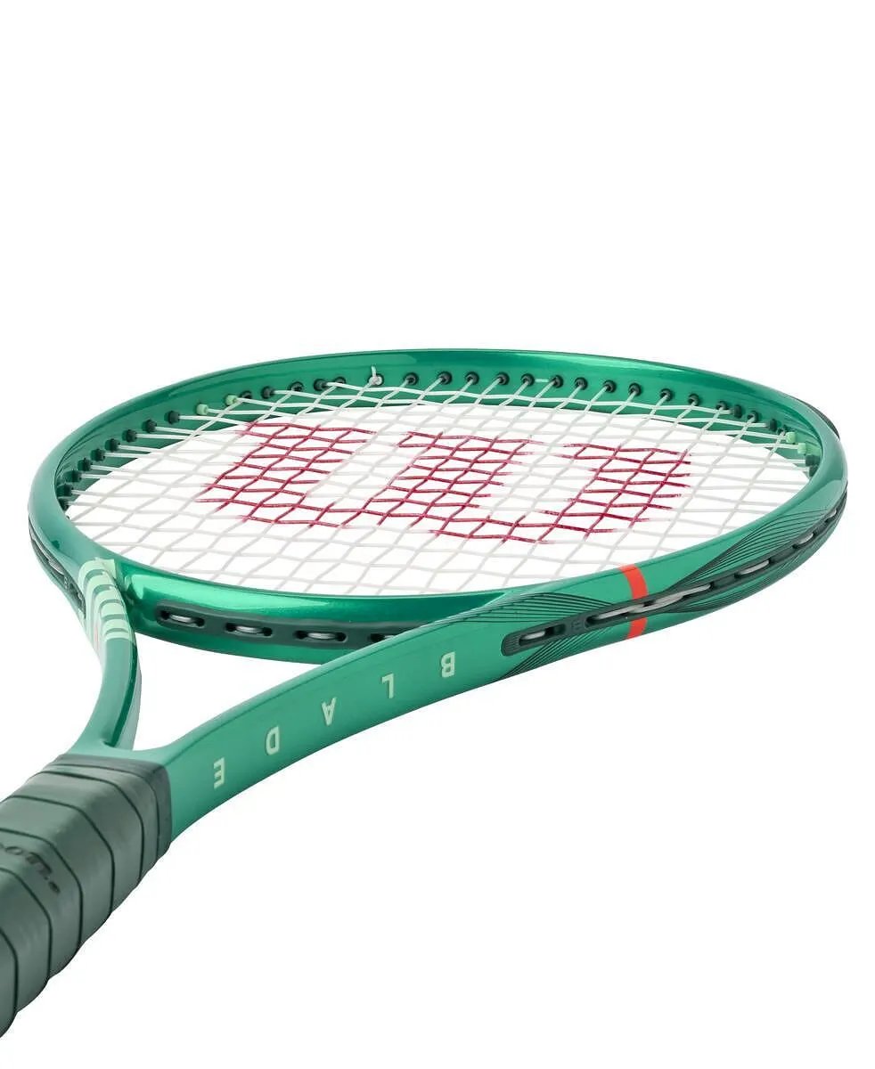 Тенис ракета Wilson Blade V10 98S с уникална гъстота на наплитане и нов профил на рамката.