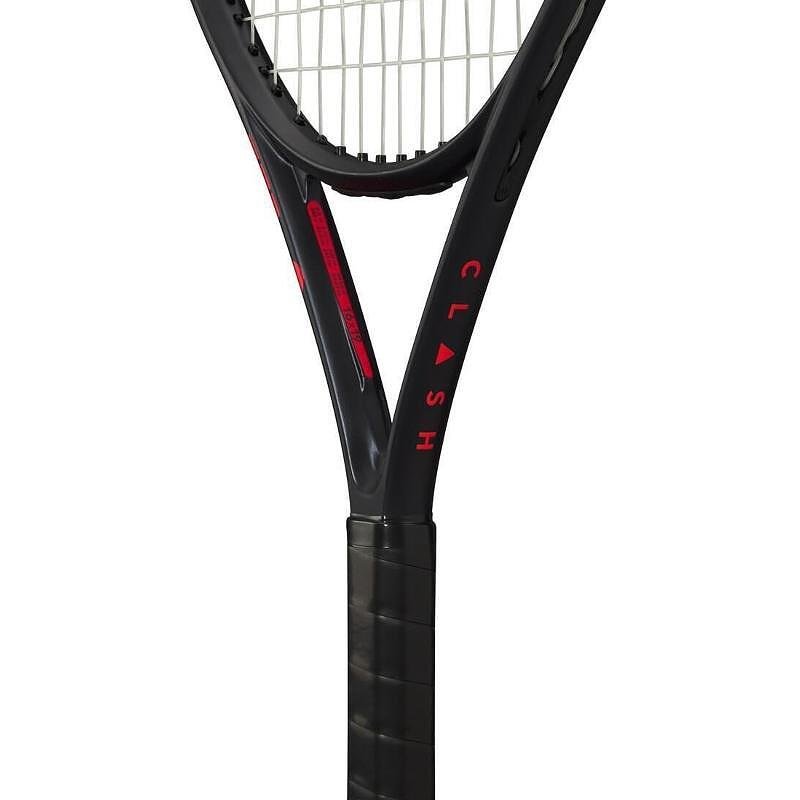 Rachetă de tenis Wilson Clash 26 V3.0 - rachetă ușoară pentru juniori cu design negru și accente roșii