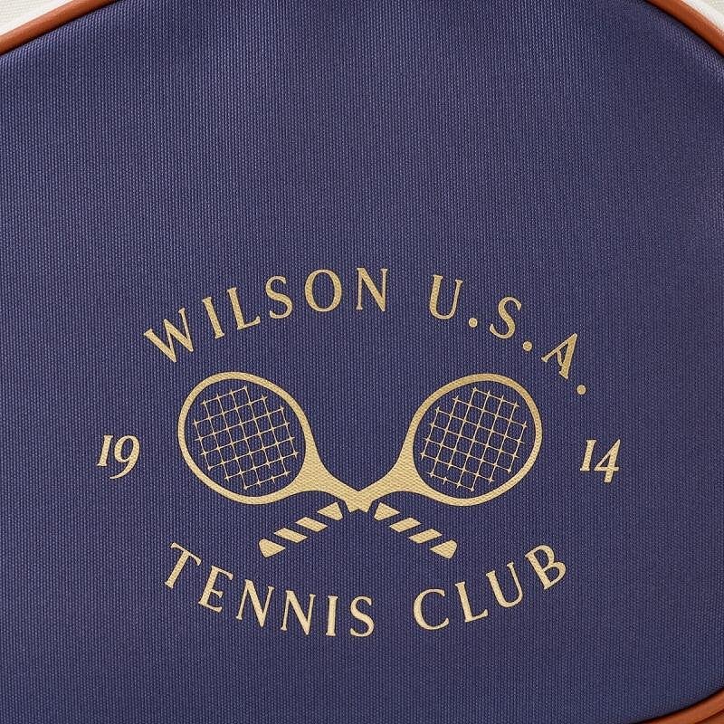 Geantă de tenis Wilson HERITAGE V2 pentru 6 rachete cu design retro Wilson U.S.A. Tennis Club în crem, argilă și bleumarin.