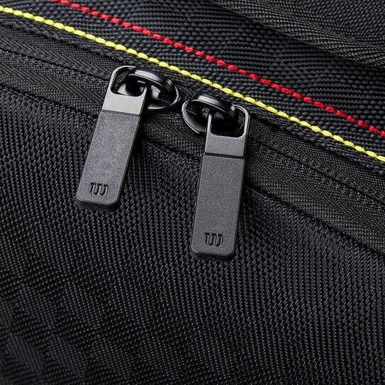Термобег Wilson Pro Staff Tour - 6 ракети, тенис сак с ципове и стилен дизайн за тенис екипировка.